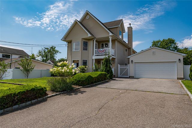 406 Vanderbilt Boulevard, Oakdale, NY 11769