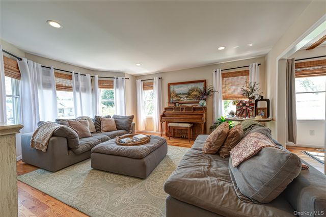 406 Vanderbilt Boulevard, Oakdale, NY 11769