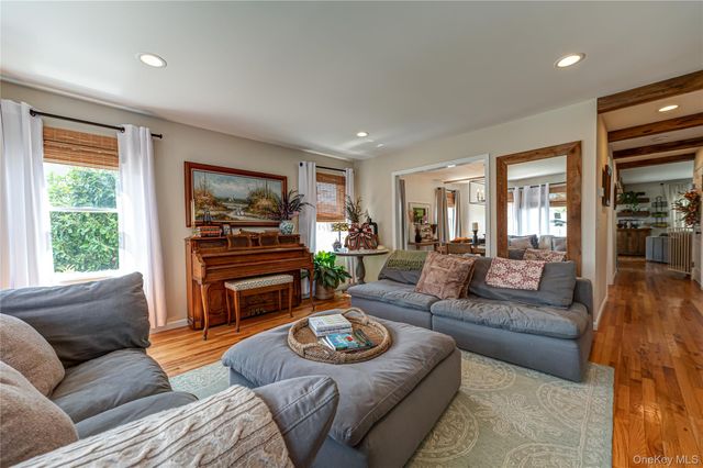 406 Vanderbilt Boulevard, Oakdale, NY 11769