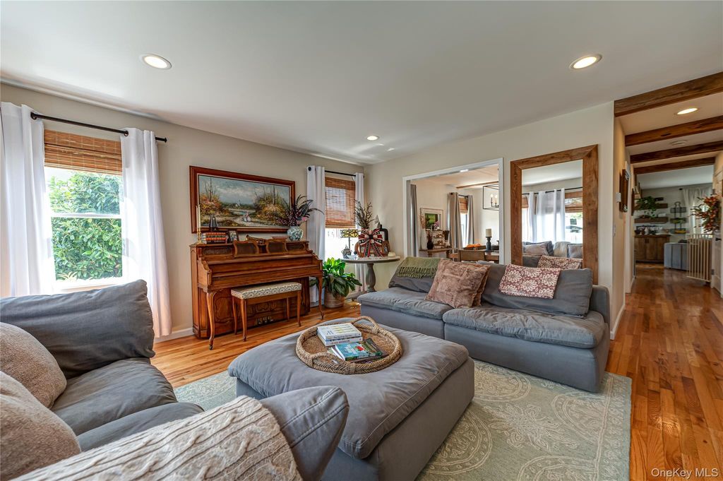 406 Vanderbilt Boulevard, Oakdale, NY 11769 — photo 4