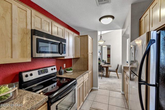 6414 N Tierra de las Catalinas Apt 32, Tucson, AZ 85718