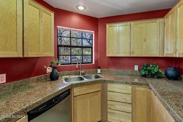 6414 N Tierra de las Catalinas Apt 32, Tucson, AZ 85718