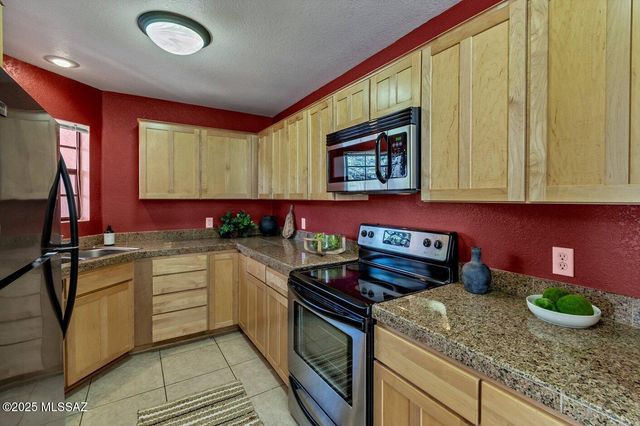 6414 N Tierra de las Catalinas Apt 32, Tucson, AZ 85718