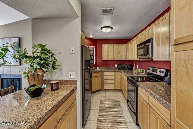 6414 N Tierra de las Catalinas Apt 32, Tucson, AZ 85718