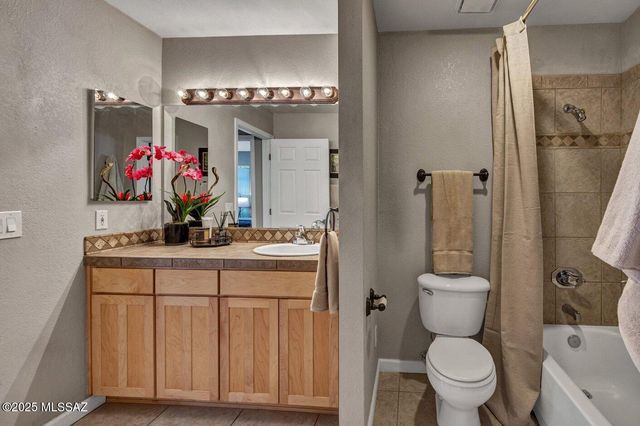 6414 N Tierra de las Catalinas Apt 32, Tucson, AZ 85718