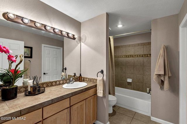 6414 N Tierra de las Catalinas Apt 32, Tucson, AZ 85718