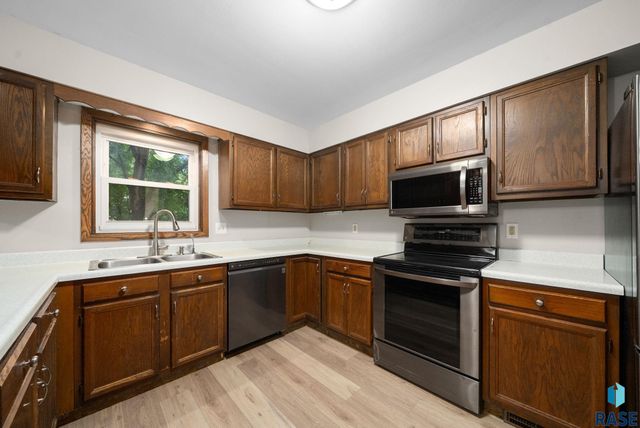 917 S Grandview Ave, Sioux Falls, SD 57103