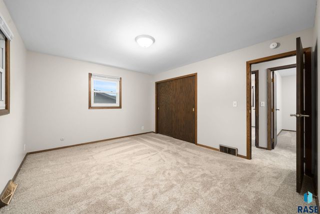 917 S Grandview Ave, Sioux Falls, SD 57103