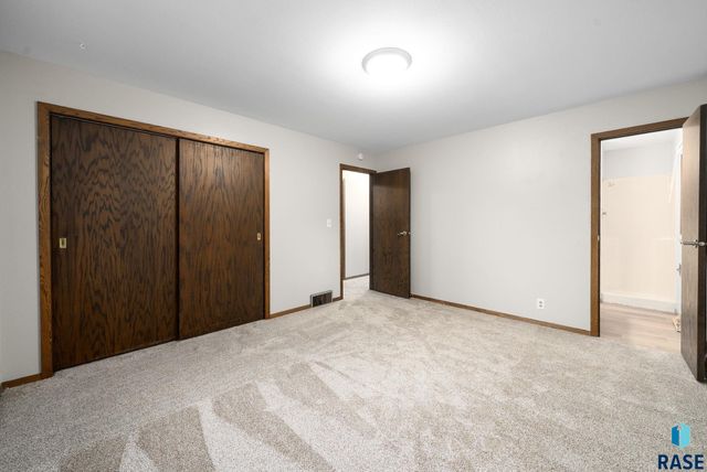 917 S Grandview Ave, Sioux Falls, SD 57103