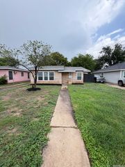 107 Fran Fran, San Antonio, TX 78207