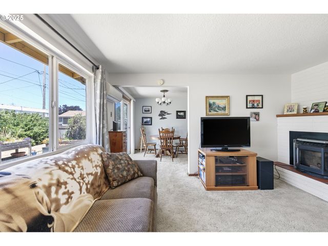 1482 W FAIRVIEW Dr, Springfield, OR 97477