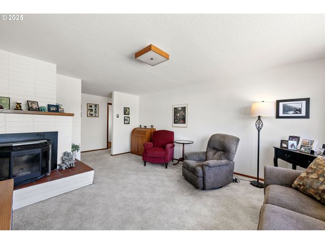 1482 W FAIRVIEW Dr, Springfield, OR 97477