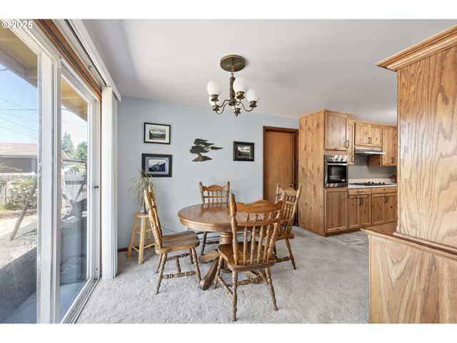 1482 W FAIRVIEW Dr, Springfield, OR 97477