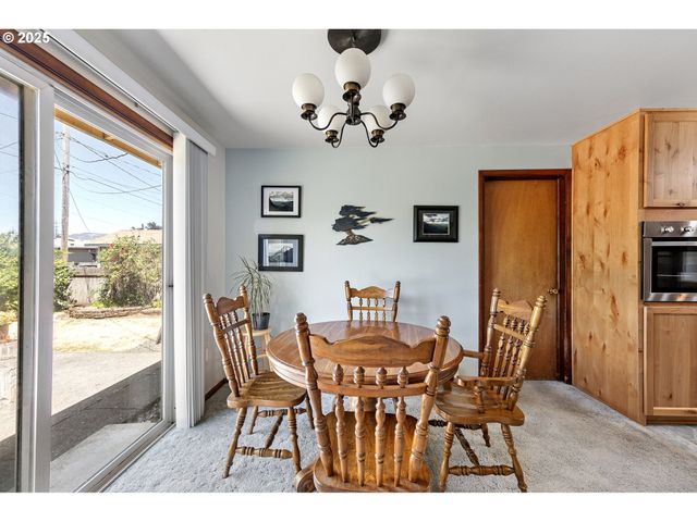 1482 W FAIRVIEW Dr, Springfield, OR 97477