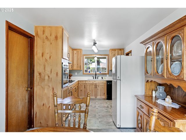 1482 W FAIRVIEW Dr, Springfield, OR 97477