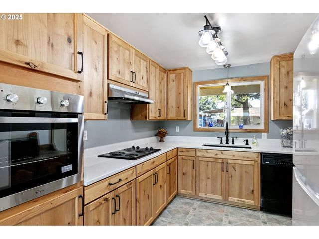1482 W FAIRVIEW Dr, Springfield, OR 97477