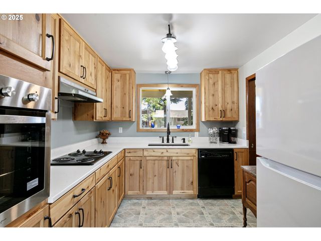 1482 W FAIRVIEW Dr, Springfield, OR 97477
