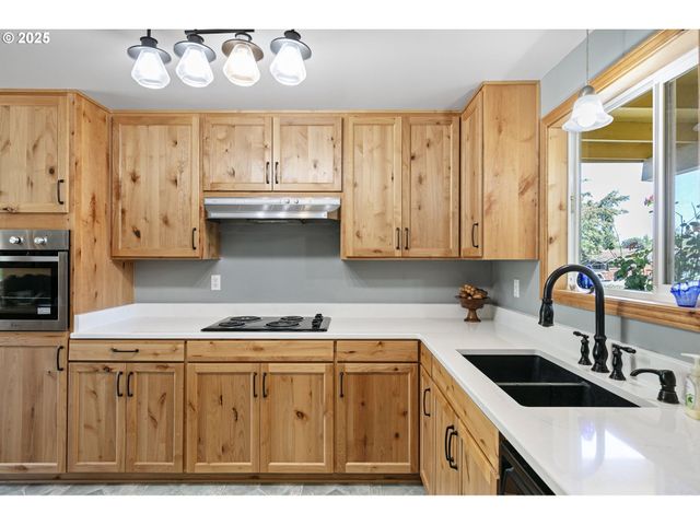 1482 W FAIRVIEW Dr, Springfield, OR 97477