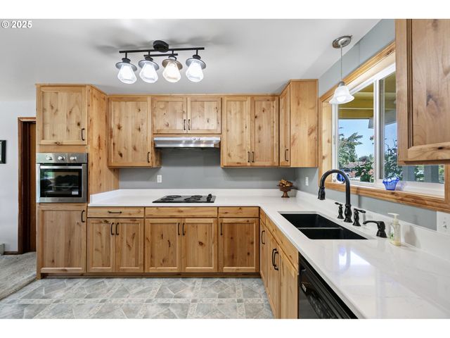 1482 W FAIRVIEW Dr, Springfield, OR 97477