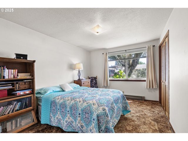 1482 W FAIRVIEW Dr, Springfield, OR 97477