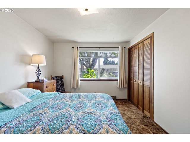 1482 W FAIRVIEW Dr, Springfield, OR 97477