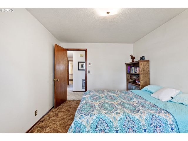 1482 W FAIRVIEW Dr, Springfield, OR 97477
