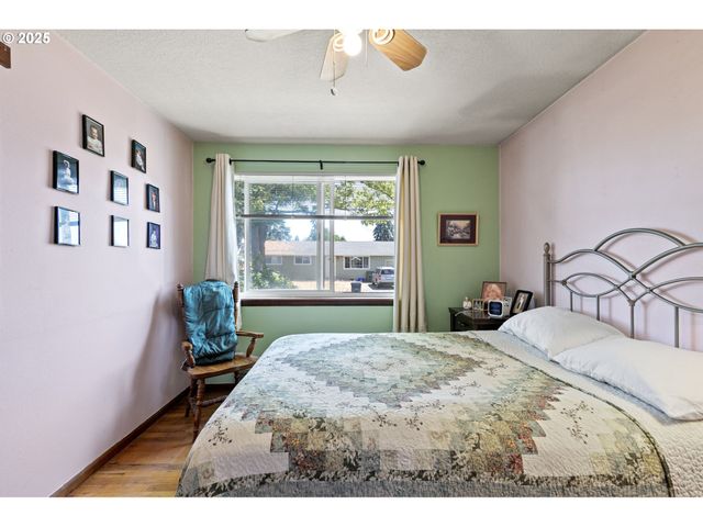 1482 W FAIRVIEW Dr, Springfield, OR 97477