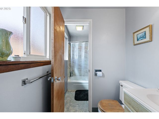 1482 W FAIRVIEW Dr, Springfield, OR 97477
