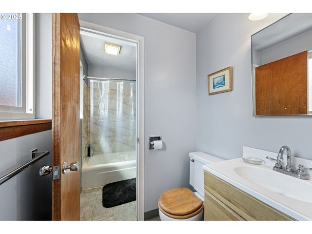 1482 W FAIRVIEW Dr, Springfield, OR 97477