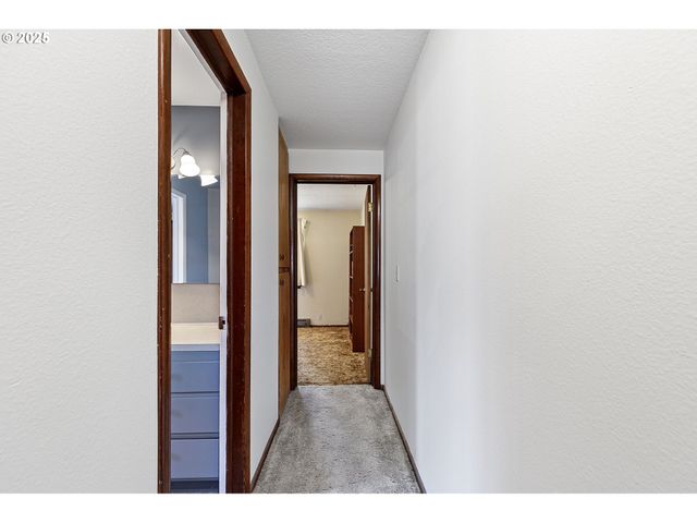 1482 W FAIRVIEW Dr, Springfield, OR 97477