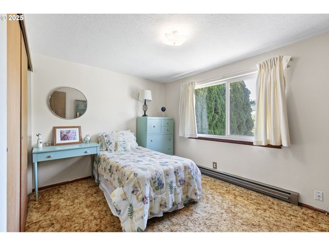 1482 W FAIRVIEW Dr, Springfield, OR 97477