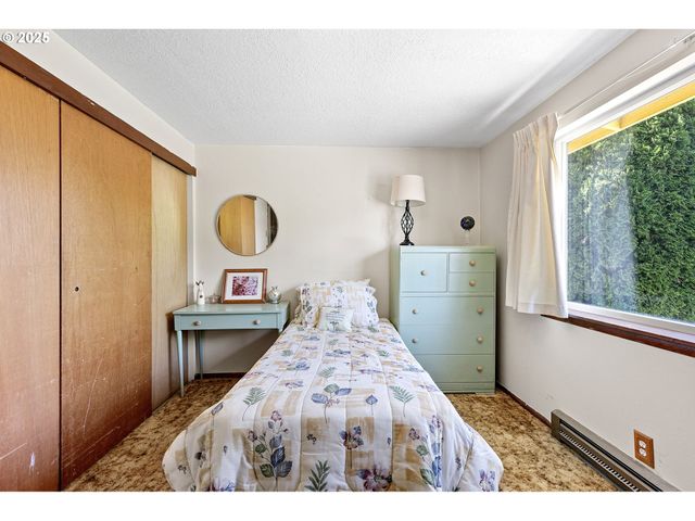 1482 W FAIRVIEW Dr, Springfield, OR 97477