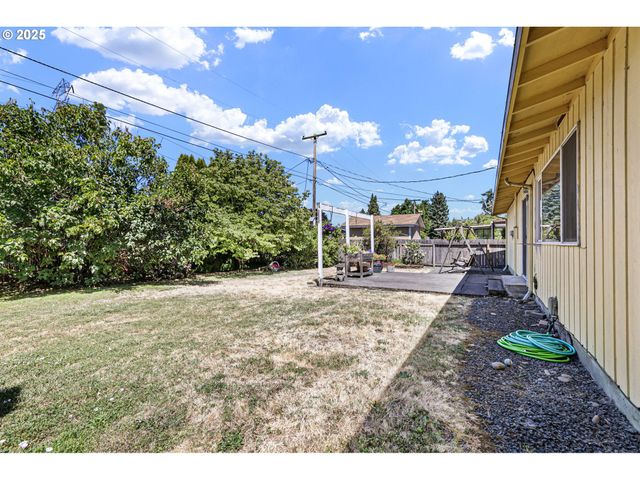 1482 W FAIRVIEW Dr, Springfield, OR 97477