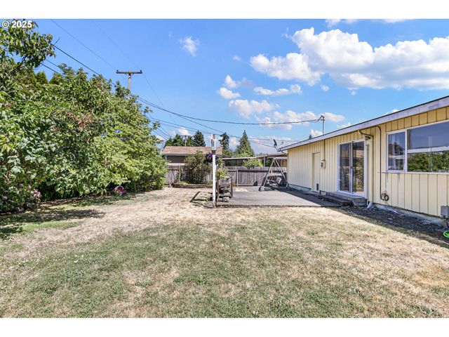1482 W FAIRVIEW Dr, Springfield, OR 97477