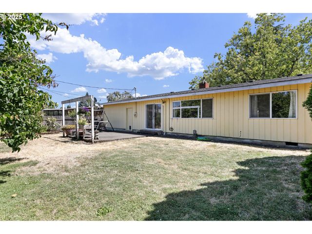 1482 W FAIRVIEW Dr, Springfield, OR 97477