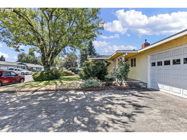 1482 W FAIRVIEW Dr, Springfield, OR 97477