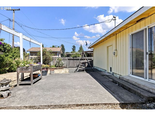 1482 W FAIRVIEW Dr, Springfield, OR 97477