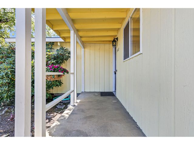 1482 W FAIRVIEW Dr, Springfield, OR 97477