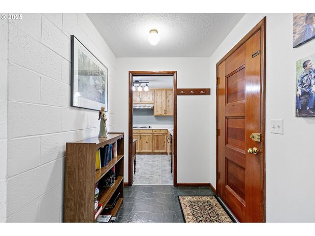 1482 W FAIRVIEW Dr, Springfield, OR 97477