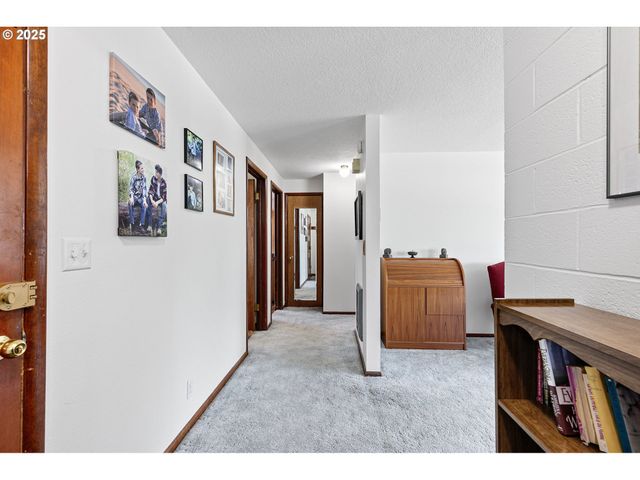 1482 W FAIRVIEW Dr, Springfield, OR 97477
