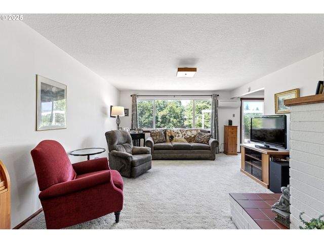 1482 W FAIRVIEW Dr, Springfield, OR 97477