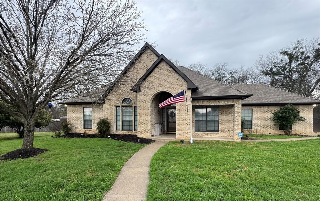 511 Emma Street, Grandview, TX 76050