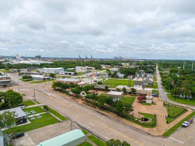131 S Virginia Avenue, La Porte, TX 77571