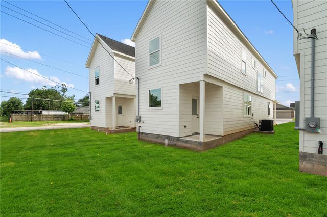 131 S Virginia Avenue, La Porte, TX 77571