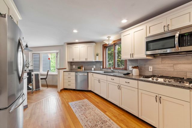 18 Windsor Boulevard, Londonderry, NH 03053