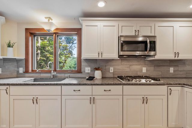 18 Windsor Boulevard, Londonderry, NH 03053