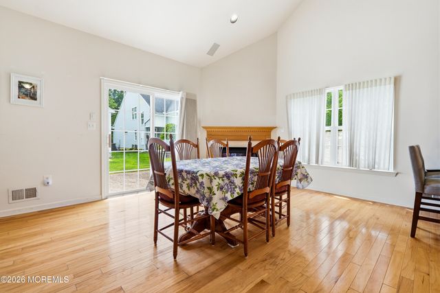 5 Holly Manor Court, Helmetta, NJ 08828