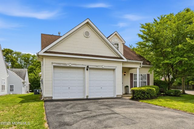 5 Holly Manor Court, Helmetta, NJ 08828