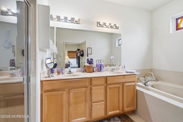 5 Holly Manor Court, Helmetta, NJ 08828