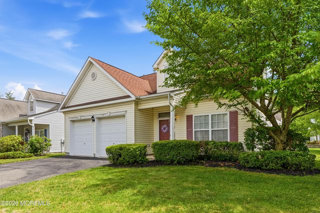 5 Holly Manor Court, Helmetta, NJ 08828